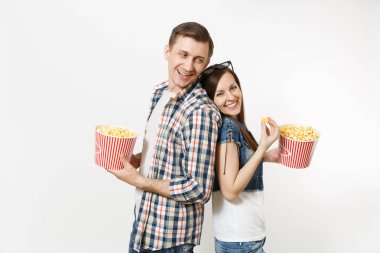 Genç çift, kadını ve kova patlamış mısır, holding adam 3d gözlük ve rahat kıyafetler tarihte, film film izlerken gülümseyen mutlu yemek beyaz arka plan üzerinde izole. Sinema kavramı duygular