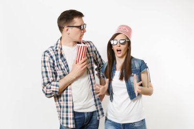 Genç çift, kadın ve plastik bardak soda ya da beyaz arka plan üzerinde izole cola tutan adam kafasına tarihte, film film izlerken patlamış mısır için kova ile 3d gözlük şok. Sinema duygular