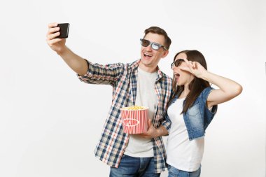 Genç çift, kadını ve Kova patlamış mısır ve kola veya kola, holding adam 3d gözlük tarihte, film film izlerken selfie cep telefonu beyaz arka plan üzerinde izole yapıyor. Sinema duygular