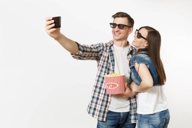 Genç çift, kadını ve Kova patlamış mısır ve kola veya kola, holding adam 3d gözlük tarihte, film film izlerken selfie cep telefonu beyaz arka plan üzerinde izole yapıyor. Sinema duygular