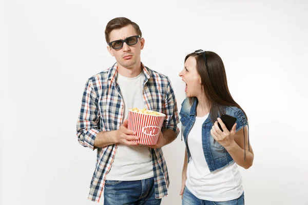 Joven Pareja Irritada Mujer Hombre Gafas Ropa Casual Viendo Película — Foto de Stock