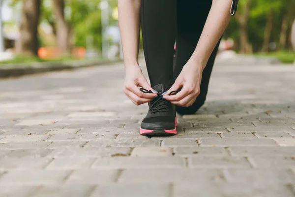 Recortado Cerca Las Manos Mujer Atando Cordones Zapatos Zapatillas Negras — Foto de Stock