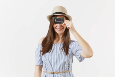 Mavi elbiseli, uzun esmer saçlı beyaz arka plan üzerinde izole gösteren kamera kredi kartı tutan şapka Genç Sevimli zarif kadın. İnsanlar yaşam tarzı bankacılık kavramı. Reklam alanı. Kopya alanı