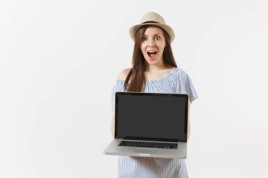 Beyaz arka plan üzerinde izole alan kopyalamak için modern dizüstü pc bilgisayar boş siyah Boþ ekran ile tutan genç kadın. İnsanlar serbest iş, yaşam tarzı, online alışveriş kavramı. Mobil ofis