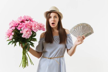 Genç kadın mavi elbiseli, dolar, nakit para, güzel pembe peonies buket demet tutan şapka beyaz arka plan üzerinde izole oldukça mutlu. İş, teslimat, online alışveriş kavramı