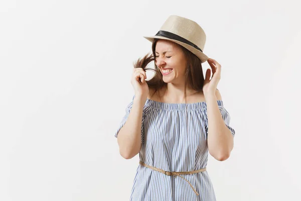 年轻的温柔优雅迷人的女人穿着蓝色的礼服 可爱的帽子 长黑发在白色背景下假扮 真诚的情感 生活方式的概念 广告领域 复制空间 — 图库照片