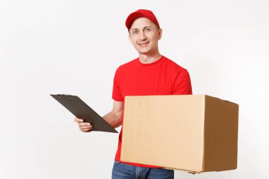 Beyaz arka plan üzerinde izole kırmızı üniformalı teslimatçı. Erkek kurye kapağı, t-shirt holding kalem, Pano ile kağıtları belge, boş boş sayfa, karton kutu içinde. Paket alma. Kopya alanı
