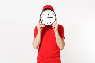 Beyaz arka plan üzerinde izole kırmızı üniformalı teslimatçı. Profesyonel erkek kurye veya satıcısı olarak çalışan, saat tutarak, zamanında gösterilen kap, t-shirt, kot pantolon. Kopya alanı reklam için