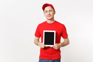 Beyaz arka plan üzerinde izole kırmızı üniformalı teslimatçı. Kurye veya satıcısı olarak çalışan, tablet pc bilgisayar boş boş ekran ile tutan kap, t-shirt, kot pantolon erkek. Kopya alanı reklam için