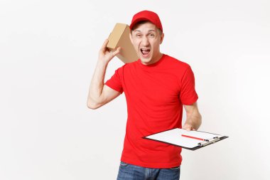 Beyaz arka plan üzerinde izole kırmızı üniformalı teslimatçı. Erkek kurye kapağı, t-shirt holding kalem, Pano ile kağıtları belge, boş boş sayfa, karton kutu içinde. Paket alma. Kopya alanı