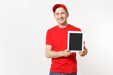 Beyaz arka plan üzerinde izole kırmızı üniformalı teslimatçı. Kurye veya satıcısı olarak çalışan, tablet pc bilgisayar boş boş ekran ile tutan kap, t-shirt, kot pantolon erkek. Kopya alanı reklam için