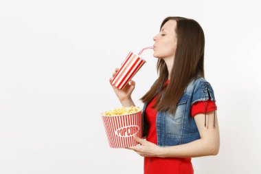 Plastik bardak kola veya kola beyaz arka plan üzerinde izole içme film film izlerken, kova patlamış mısır, bekletme kapalı gözler genç güzel kadın portresi. Sinema kavramı duygular