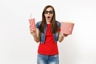 3d gözlük film film izlerken, kova patlamış mısır ve kola veya kola beyaz arka plan üzerinde izole plastik bardak tutan genç şok çekici kadın portresi. Sinema kavramı duygular