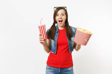 Genç şok portresi film film izlerken, kova patlamış mısır ve kola veya kola beyaz arka plan üzerinde izole plastik bardak tutan 3d gözlük güzel kadın çok memnun. Sinema kavramı duygular