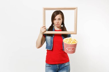 Film film izlerken, kova patlamış mısır ve resim çerçevesinin tutarak, bir kenara boşaltmak izole beyaz arka plan üzerinde seyir genç ciddi oldukça esmer kadın portresi. Sinema kavramı duygular