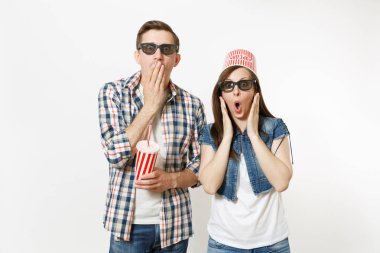 Genç çift, kadın ve plastik bardak soda ya da beyaz arka plan üzerinde izole cola tutan adam kafasına tarihte, film film izlerken patlamış mısır için kova ile 3d gözlük şok. Sinema duygular