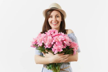 Mavi elbiseli güzel pembe peonies buket tutan şapka genç ihale kadın beyaz arka plan üzerinde izole. Sevgililer günü, Dünya Kadınlar günü tatil kavramı. Reklam alanı