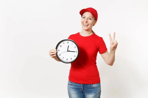 白い背景で隔離赤い制服を着た配達の女性 宅配便またはディーラーとして働いて 時計ラウンドを保持している時間を示すキャップ シャツ ジーンズでプロの女性 広告のためのスペースをコピーします — ストック写真