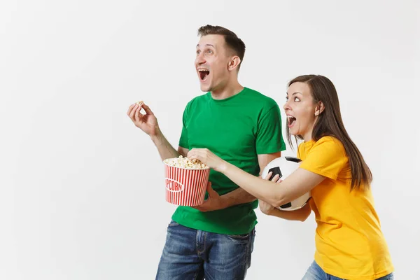 Jovem Casal Europeu Mulher Homem Fãs Futebol Amarelo Verde Shirt — Fotografia de Stock