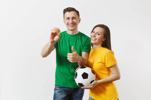 Sorrindo Jovem Casal Homem Mulher Fãs Futebol Amarelo Verde Shirt — Fotografia de Stock