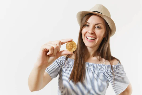 年轻典雅的女人穿着蓝色的连衣裙 戴着长发的帽子 白色背景上被孤立的金色硬币 人们生活方式在线虚拟货币概念 广告领域 复制空间 — 图库照片