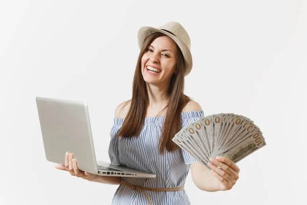 在现代笔记本电脑上工作的年轻妇女 持有捆绑的美元 现金钱孤立在白色背景 自由职业者的业务 网上购物的概念 移动办公室 — 图库照片