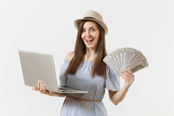Młoda Kobieta Pracuje Komputerze Nowoczesny Laptop Posiadający Pakiet Dolarów Pieniądze — Zdjęcie stockowe
