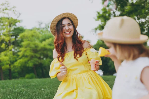 Lachende Vrouw Gele Kleding Spelen Park Rest Hebben Plezier Met — Stockfoto