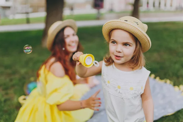 Kobieta Żółty Ubrania Grać Trawie Parku Odpoczynku Bawić Się Mało — Zdjęcie stockowe