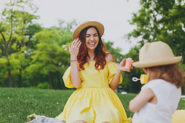 Lachende Frauen Gelben Kleidern Spielen Der Parkruhe Und Haben Spaß — Stockfoto