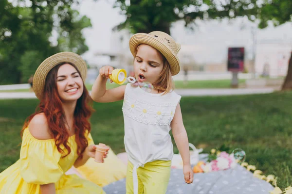 Lächelnde Frau Gelbem Kleid Spielen Park Haben Spaß Und Amüsieren — Stockfoto