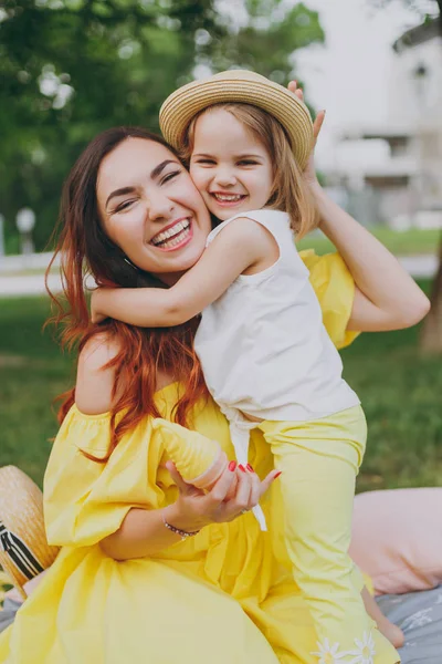 Szczęśliwa Kobieta Play Żółta Sukienka Parku Bawią Przytulić Ogarniam Małe — Zdjęcie stockowe