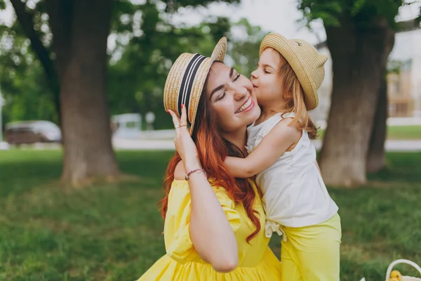 Pequena Criança Bonito Bebê Menina Beijo Bochecha Abraço Abraçar Com — Fotografia de Stock