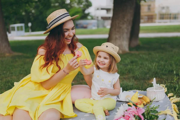 Mulher Rindo Roupas Amarelas Divertir Comer Sobremesa Macaroons Com Criança — Fotografia de Stock