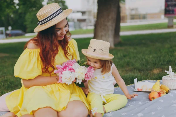 Donna Sorridente Che Tiene Peonie Gioca Divertiti Con Bambina Bambina — Foto Stock