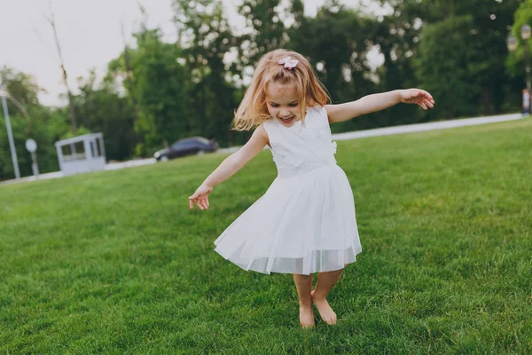 Όμορφο Μικρό Χαριτωμένο Παιδί Κοριτσάκι Στο Φως Φόρεμα Περιβάλει Γύρω — Φωτογραφία Αρχείου