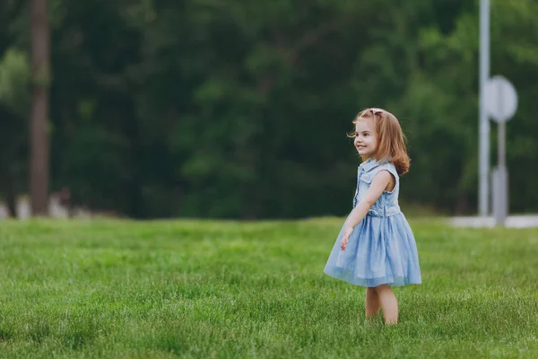 Όμορφο Μικρό Χαριτωμένο Παιδί Κοριτσάκι Τζιν Φόρεμα Στέκεται Παίξουν Και — Φωτογραφία Αρχείου