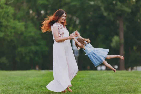 Mulher Sorridente Vestido Leve Pequena Menina Bebê Bonito Brincando Circulando — Fotografia de Stock