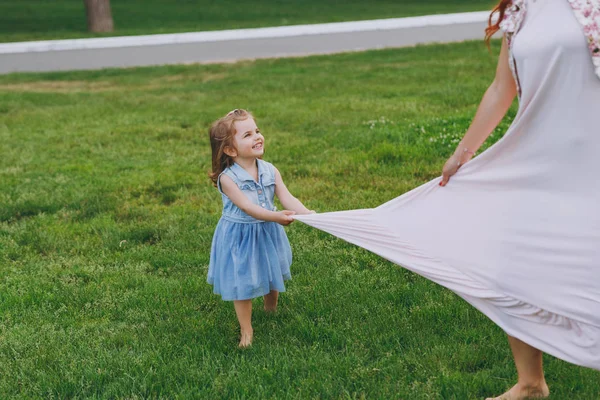 Piccolo Bambino Carino Bambina Esecuzione Recuperando Divertirsi Con Donna Gioiosa — Foto Stock