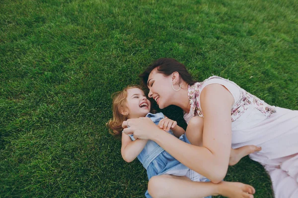 Radostné Žena Lehké Šaty Malé Roztomilé Dítě Dítě Dívka Leží — Stock fotografie