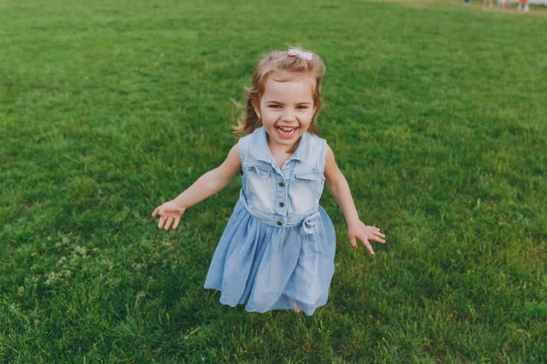 Γελώντας Λίγο Χαριτωμένο Παιδί Κοριτσάκι Τζιν Φόρεμα Περπάτημα Και Τρέξιμο — Φωτογραφία Αρχείου