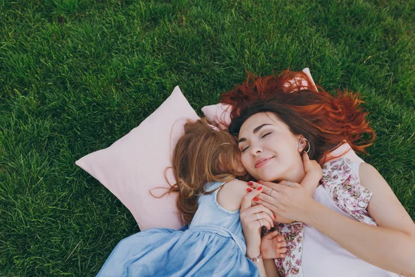 柔らかい女性と小さなかわいい子供女児公園ハグ 残りの草を枕に寝そべって 楽しい時を過します 子供の幼い娘 母の日 愛の家族 子供の頃の概念 — ストック写真