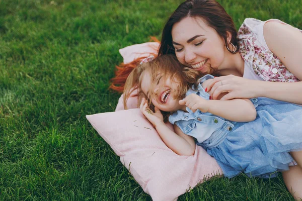 光のドレスの女 少しかわいい子赤ちゃん女の子うそ公園残りの緑の草の上を笑顔でプレイし 楽しい 子供の幼い娘 母の日 愛の家族 子供の頃の概念 — ストック写真