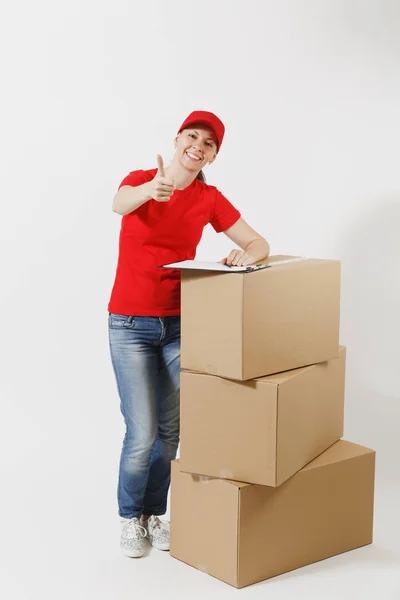 全长的送货妇女在红帽 T恤在白色背景下隔离 女信使持有剪贴板与文件文件 空白纸板盒空纸 接收包 — 图库照片