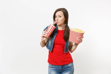 Plastik bardak kola veya kola beyaz arka plan üzerinde izole içme genç komik güzel kadın film film izlerken, kova patlamış mısır, holding rahat kıyafetler portresi. Sinema duygular