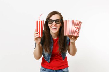 3d gözlük film film izlerken, kova patlamış mısır ve kola veya kola beyaz arka plan üzerinde izole plastik bardak tutan genç gülümseyen çekici kadın portresi. Sinema kavramı duygular