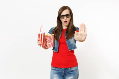 Kova patlamış mısır, plastik bardak kola veya kola, palmiye durağı jestle gösterilen tutan tahriş kadın 3d gözlük film filmi izlerken portresi beyaz arka plan üzerinde izole. Sinema duygular