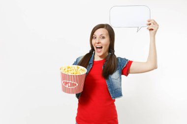 Portre rahat kıyafetler de ki bulut ile metin, boşaltmak ve kova patlamış mısır beyaz arka plan üzerinde izole bir yer tutan film film izlerken içinde genç sürpriz kadın. Sinema kavramı duygular