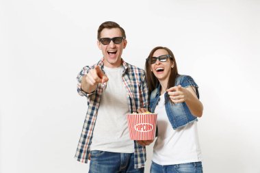 Genç mutlu gülen çift, kadını ve kova patlamış mısır, poiting işaret parmakları kamera tutan adam 3d gözlük tarihte, film film izlerken beyaz arka plan üzerinde izole. Sinema kavramı duygular.