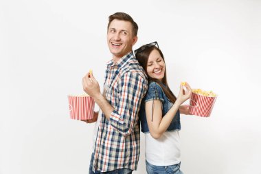 Genç çift, kadını ve kova patlamış mısır, holding adam 3d gözlük ve rahat kıyafetler tarihte, film film izlerken gülümseyen mutlu yemek beyaz arka plan üzerinde izole. Sinema kavramı duygular